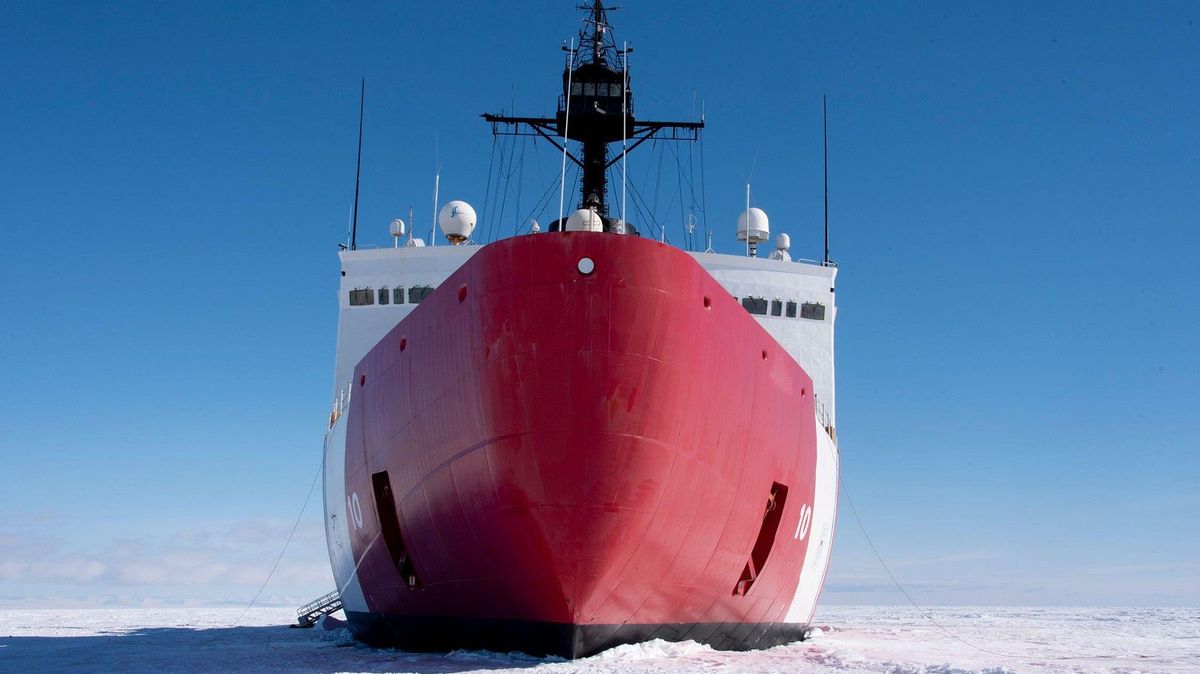 Australský ledoborec spěchal k Antarktidě, aby evakuoval nemocného výzkumníka